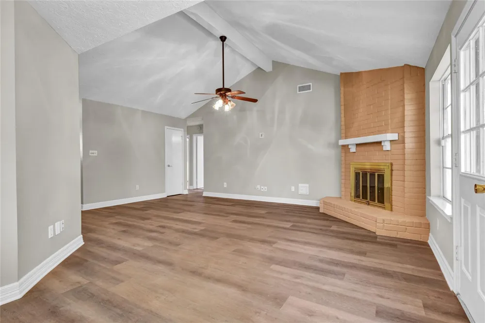 16 Ranch House Loop Angleton, TX 77515