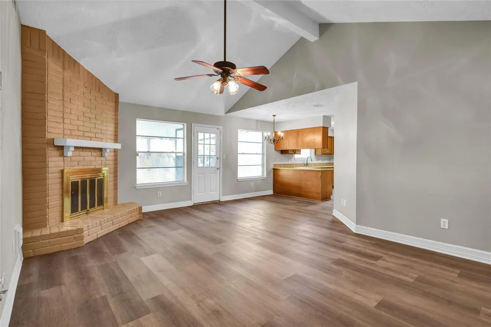 16 Ranch House Loop Angleton, TX 77515