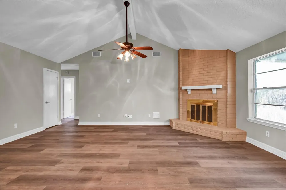 16 Ranch House Loop Angleton, TX 77515