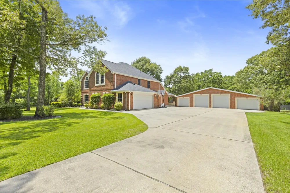 203 Mapleleaf Street Magnolia, TX 77354