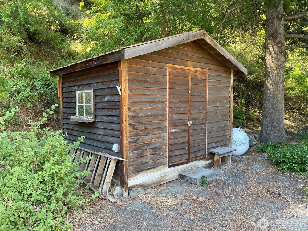 230 Pine Cliffs Drive Naches, WA 98937