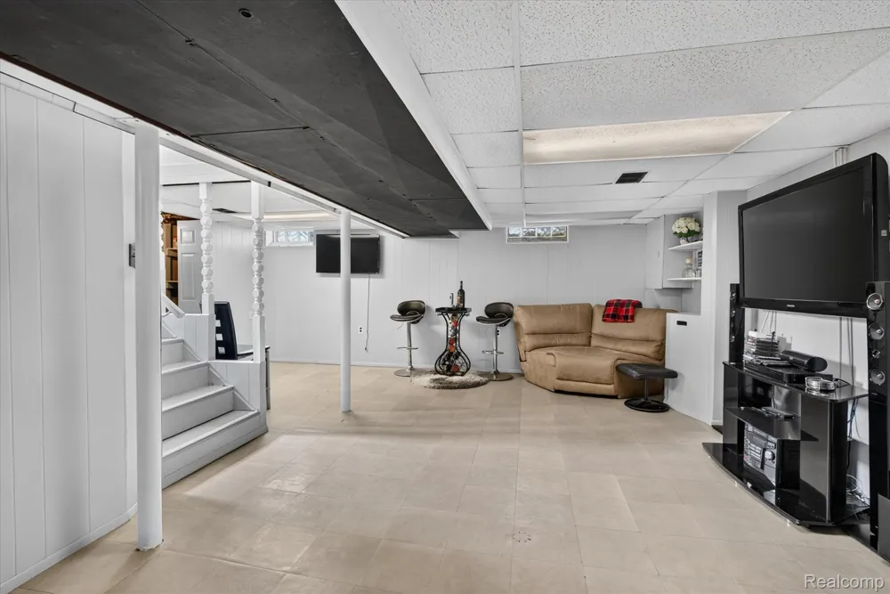 8063 Pelham Road Allen Park City, MI 48101