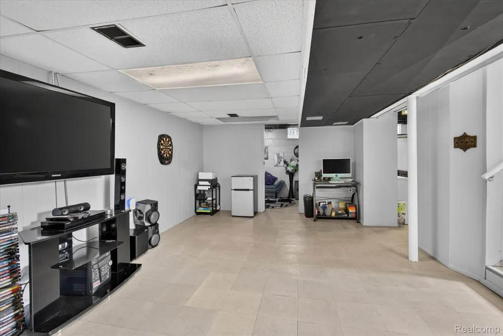 8063 Pelham Road Allen Park City, MI 48101