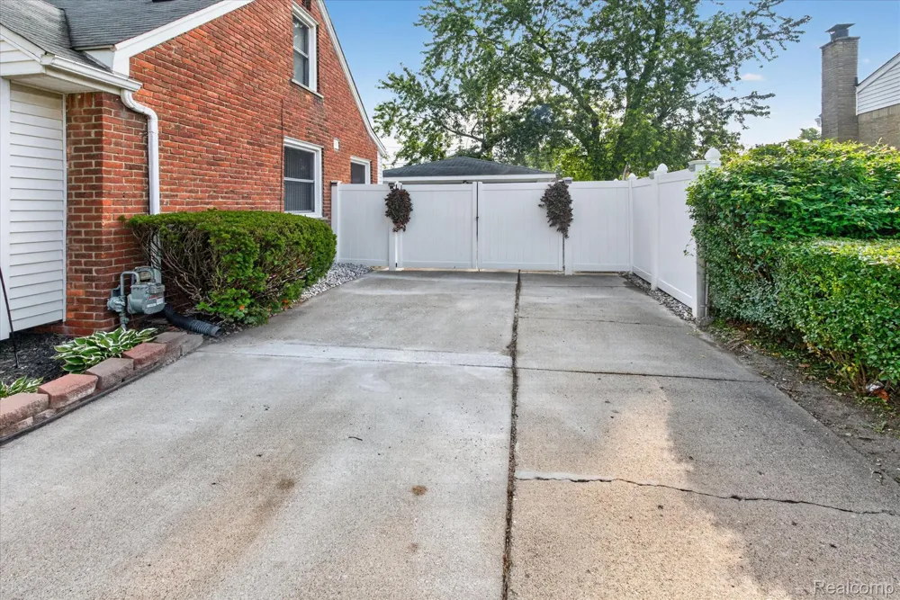 8063 Pelham Road Allen Park City, MI 48101