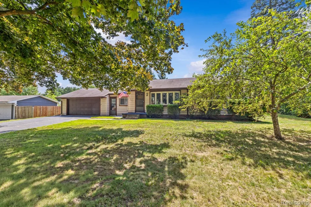 6235 Rowley Boulevard Waterford Charter Township, MI 48329