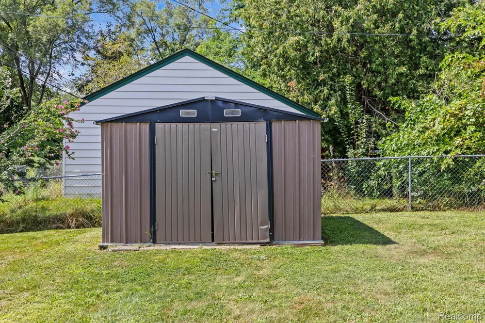 6235 Rowley Boulevard Waterford Charter Township, MI 48329