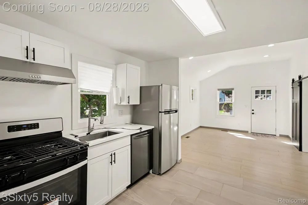 156 W Brickley Avenue Hazel Park City, MI 48030