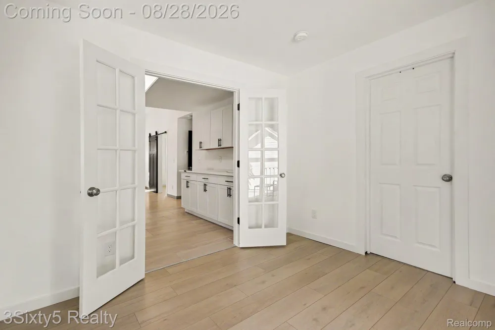 156 W Brickley Avenue Hazel Park City, MI 48030