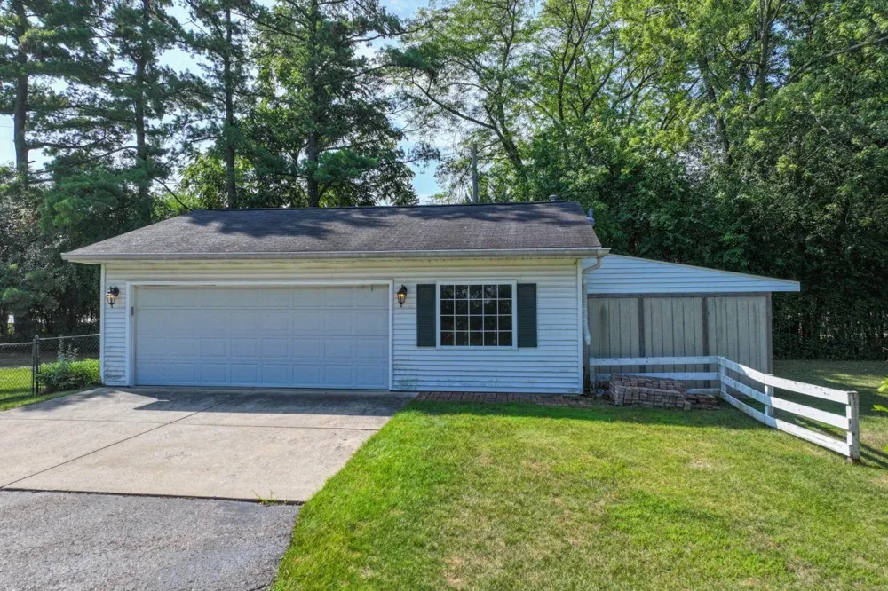 9044 S Saginaw Street Grand Blanc Charter Township, MI 48439