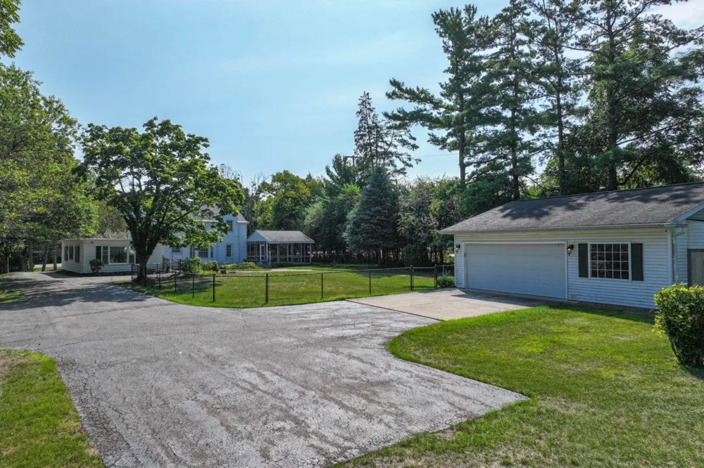 9044 S Saginaw Street Grand Blanc Charter Township, MI 48439