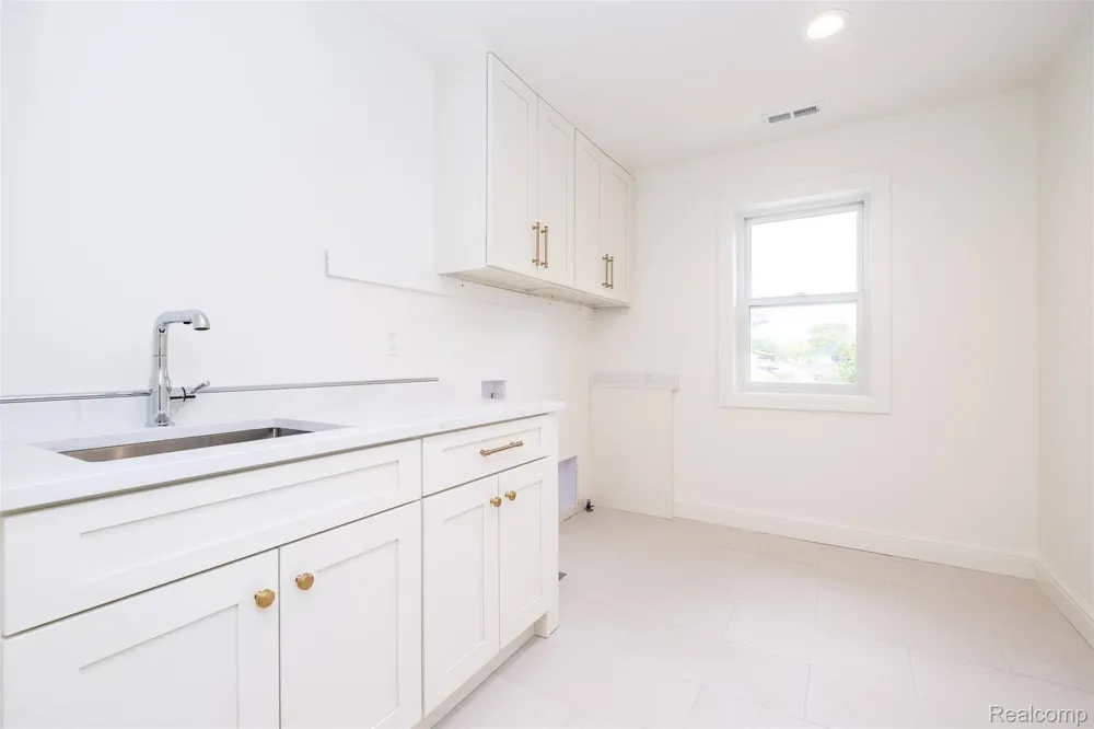 3800 Linwood Avenue Royal Oak City, MI 48073