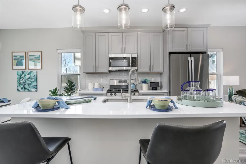 739 Canterbury Lane Troy City, MI 48085