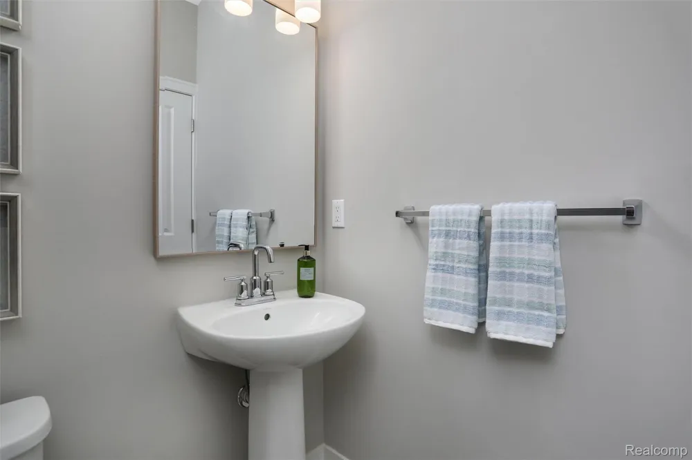 739 Canterbury Lane Troy City, MI 48085