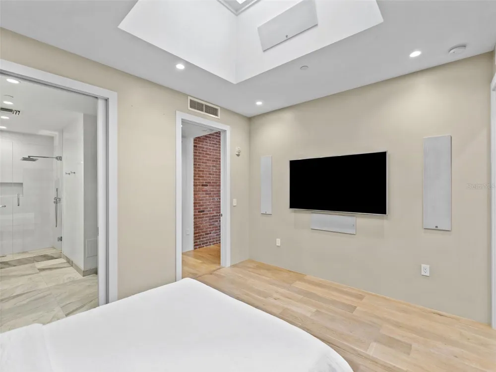 465 CENTRAL AVENUE #301 St Petersburg, FL 33701