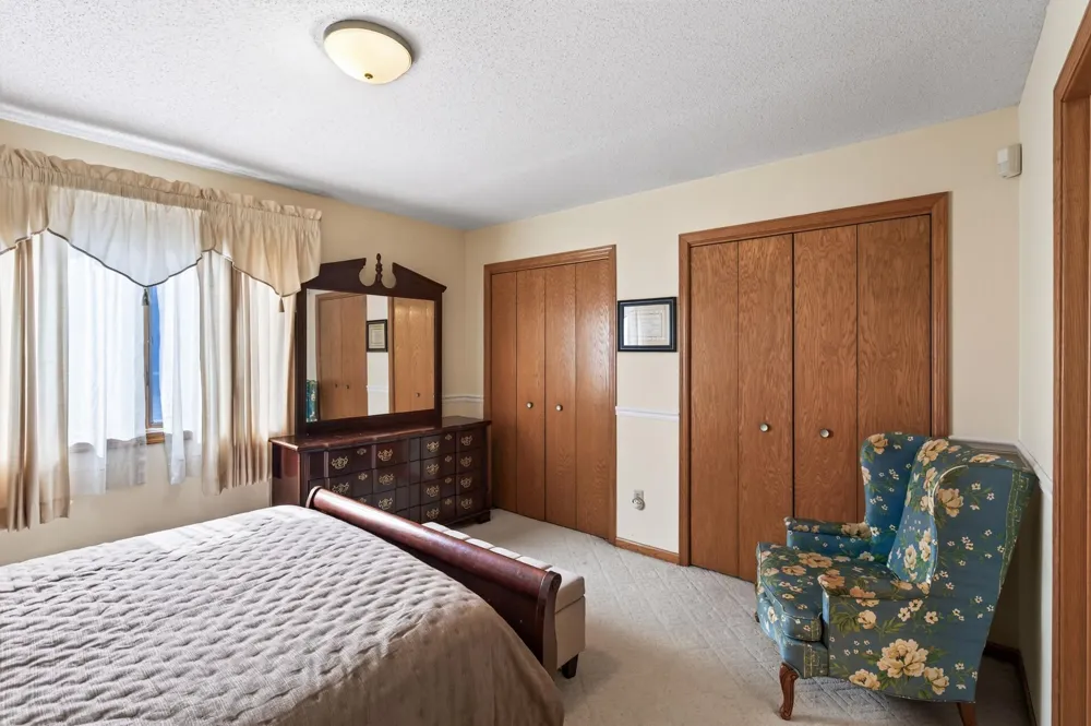 3212 Sunset Lake Drive Burnsville, MN 55337