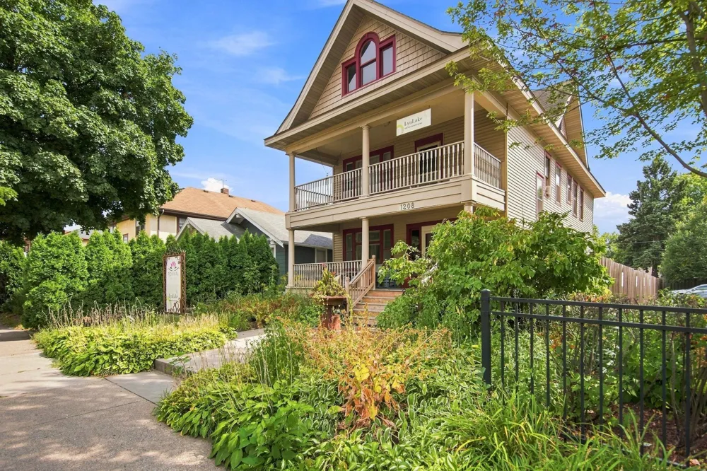 1208 Grand Avenue Saint Paul, MN 55105