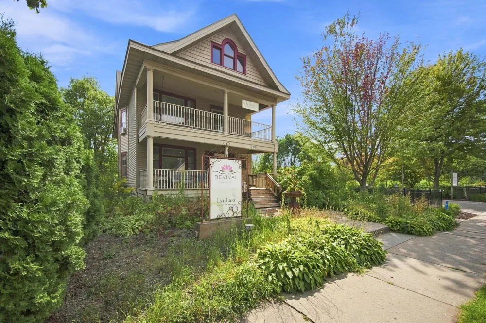 1208 Grand Avenue Saint Paul, MN 55105