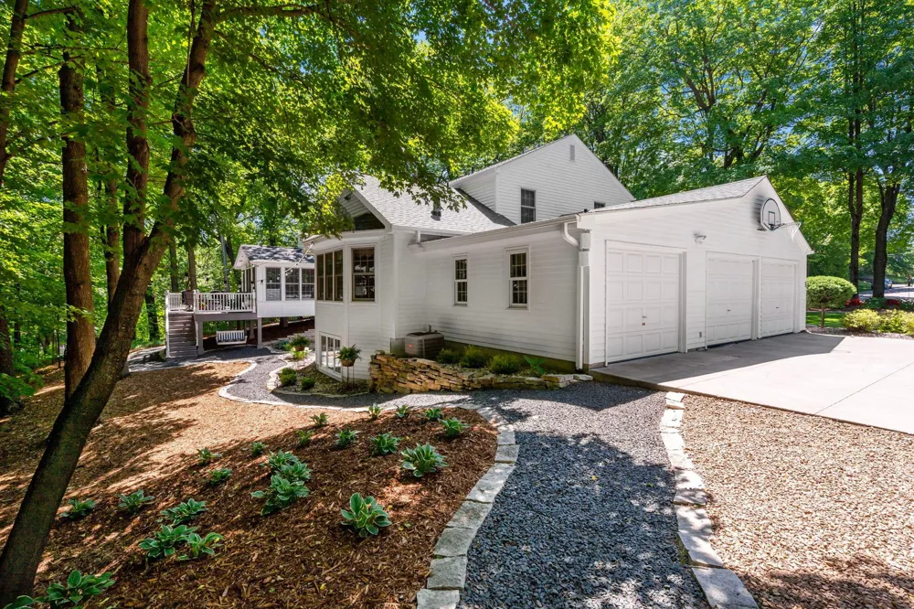1330 Urbandale Lane Plymouth, MN 55447