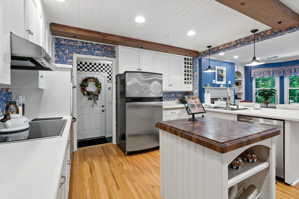 1330 Urbandale Lane Plymouth, MN 55447