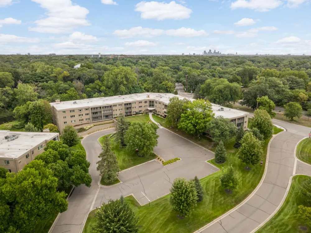 4350 Brookside Court #115 Edina, MN 55436