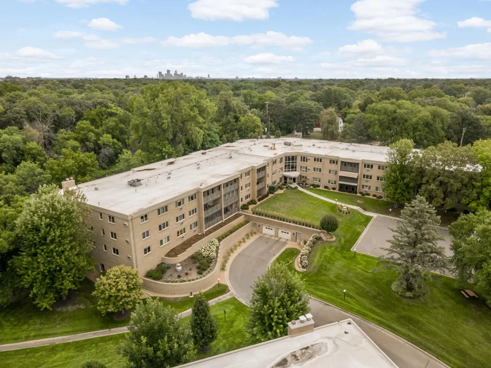 4350 Brookside Court #115 Edina, MN 55436