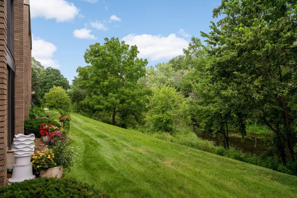 4350 Brookside Court #115 Edina, MN 55436