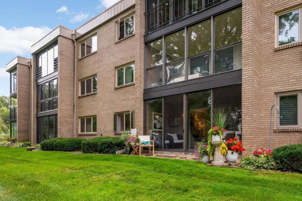 4350 Brookside Court #115 Edina, MN 55436