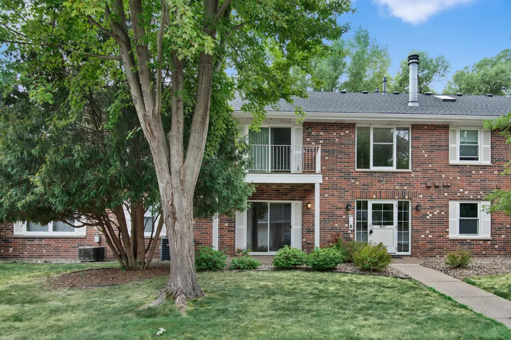 6317 Alderwood Bay #A Woodbury, MN 55125