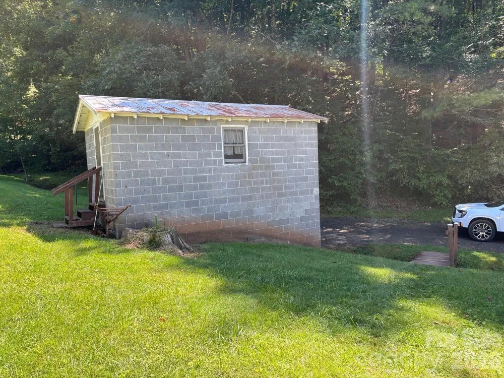 377 Sam Gouge Road Bakersville, NC 28705