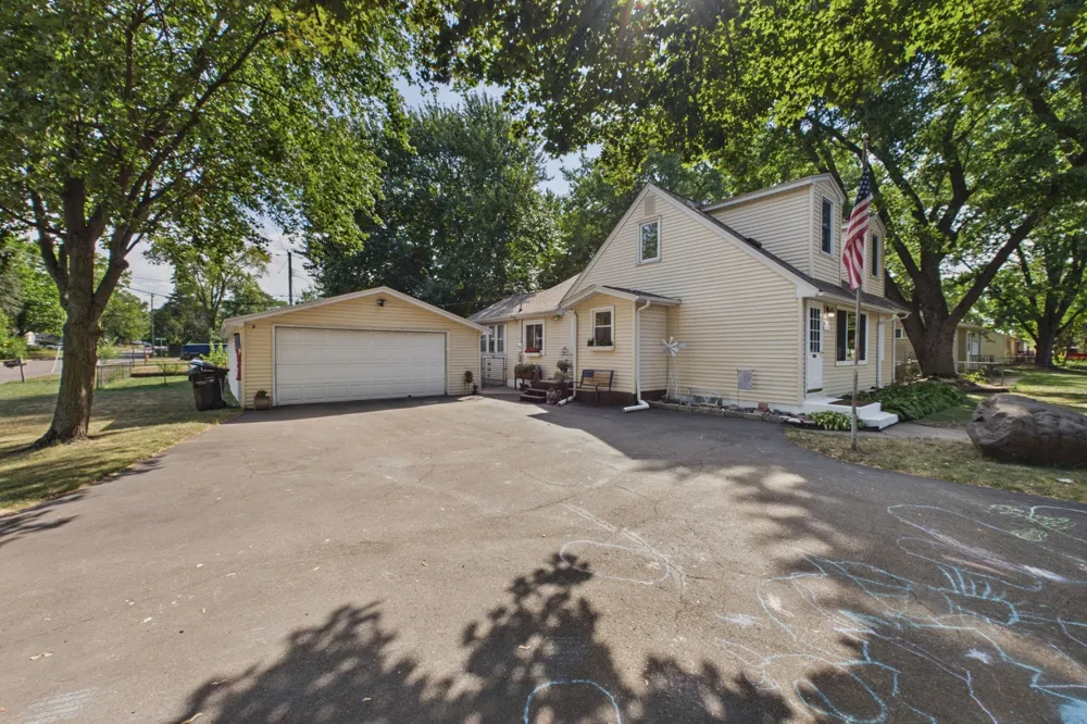 1474 Burke Avenue E Maplewood, MN 55109