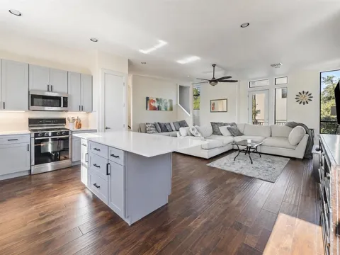 6000 S Congress Avenue #201