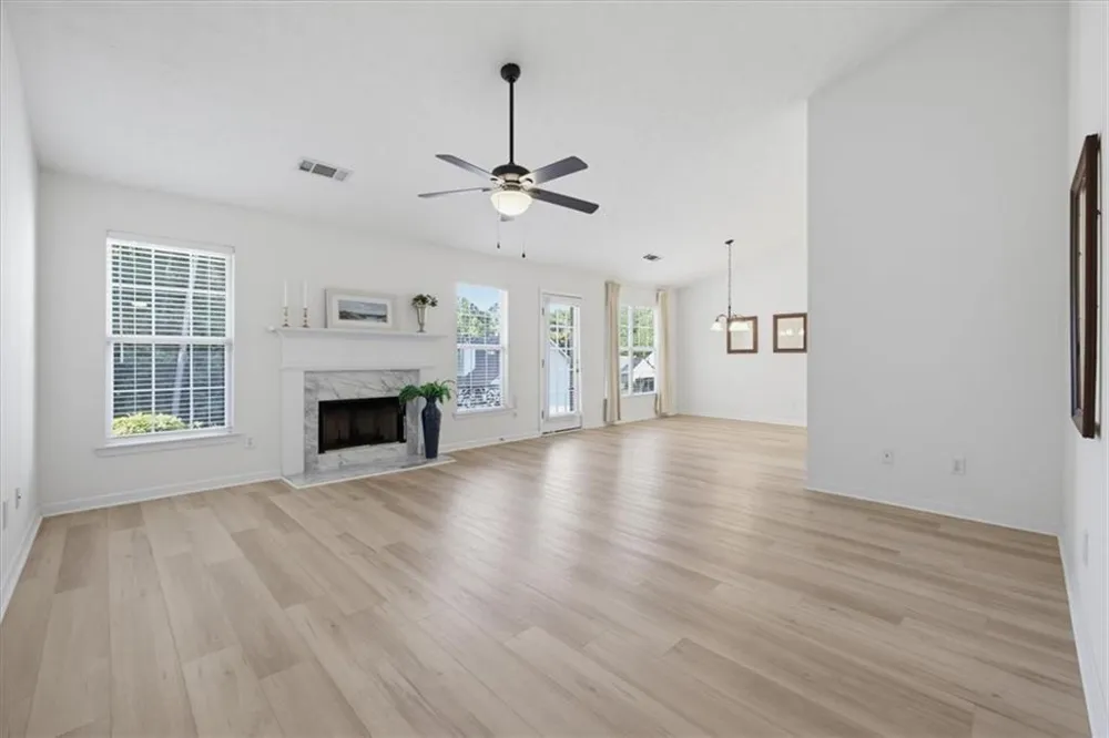 6048 Hillvale Ct Lithonia, GA 30058