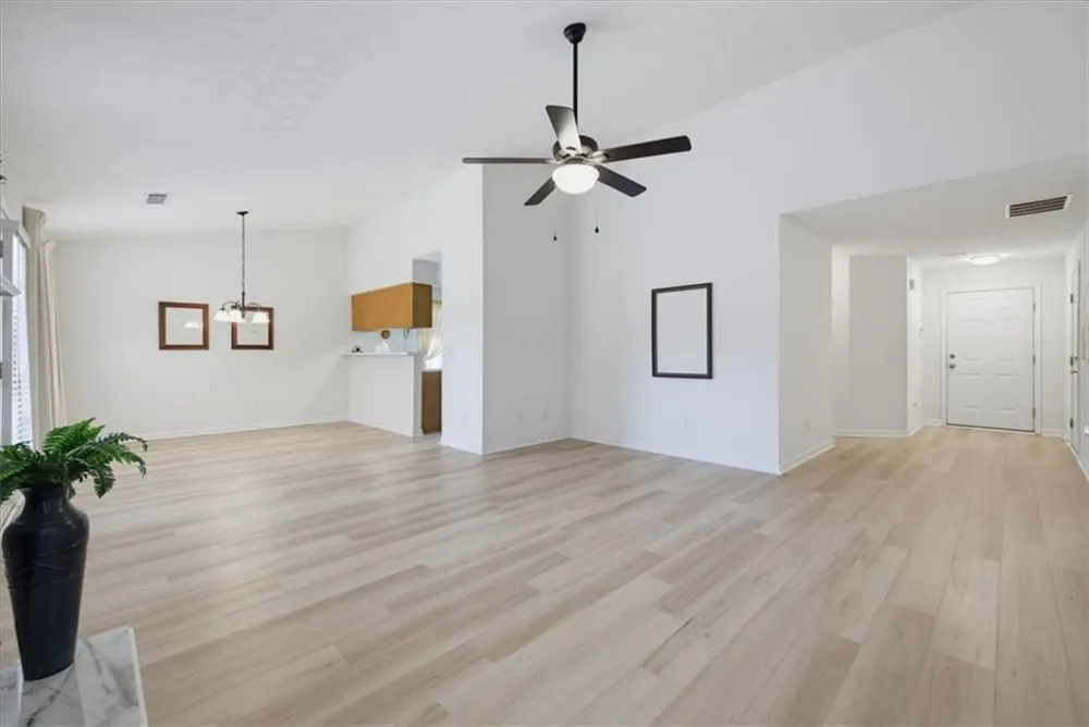 6048 Hillvale Ct Lithonia, GA 30058