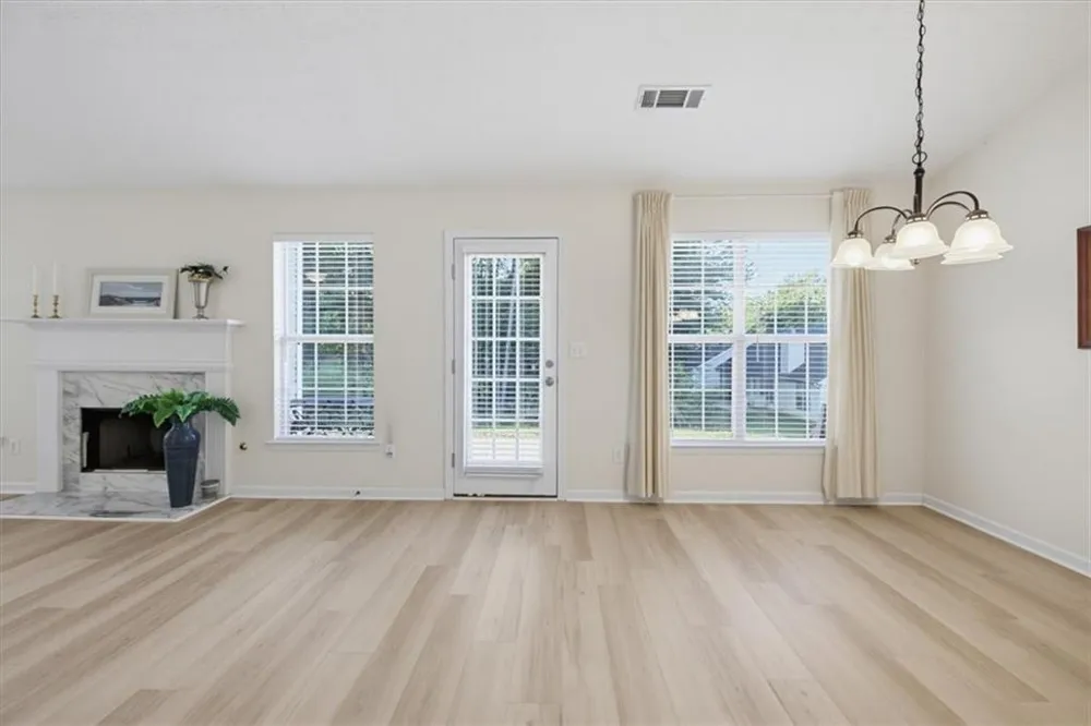 6048 Hillvale Ct Lithonia, GA 30058