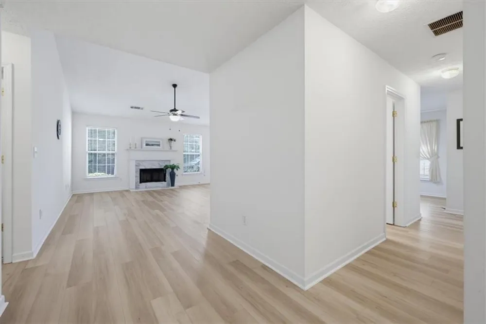 6048 Hillvale Ct Lithonia, GA 30058