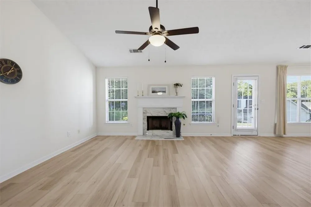 6048 Hillvale Ct Lithonia, GA 30058