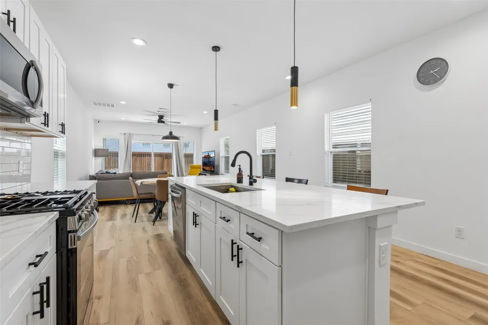 2225 Bethurum Avenue Dallas, TX 75215