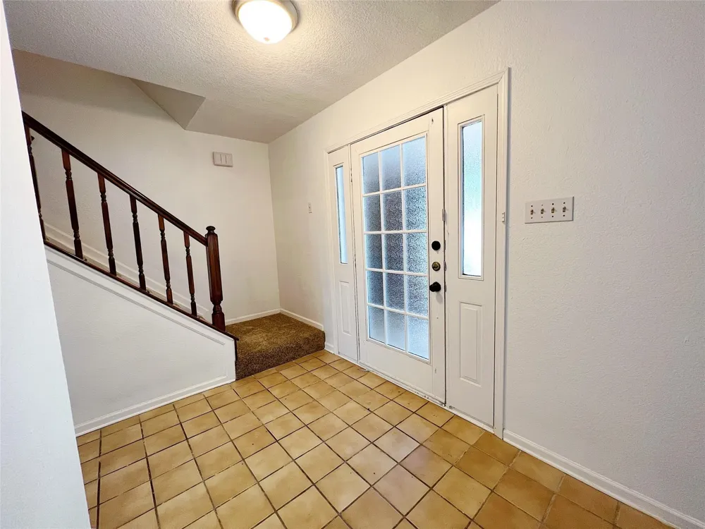 616 Valley Spring Drive Arlington, TX 76018