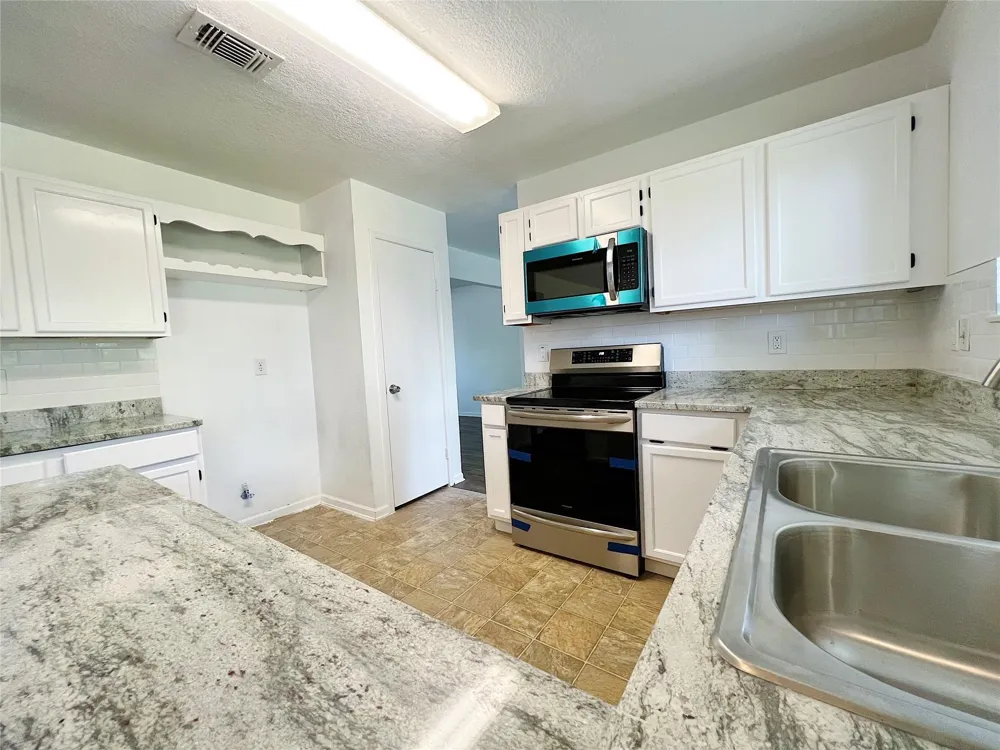 616 Valley Spring Drive Arlington, TX 76018