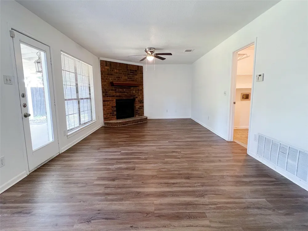 616 Valley Spring Drive Arlington, TX 76018