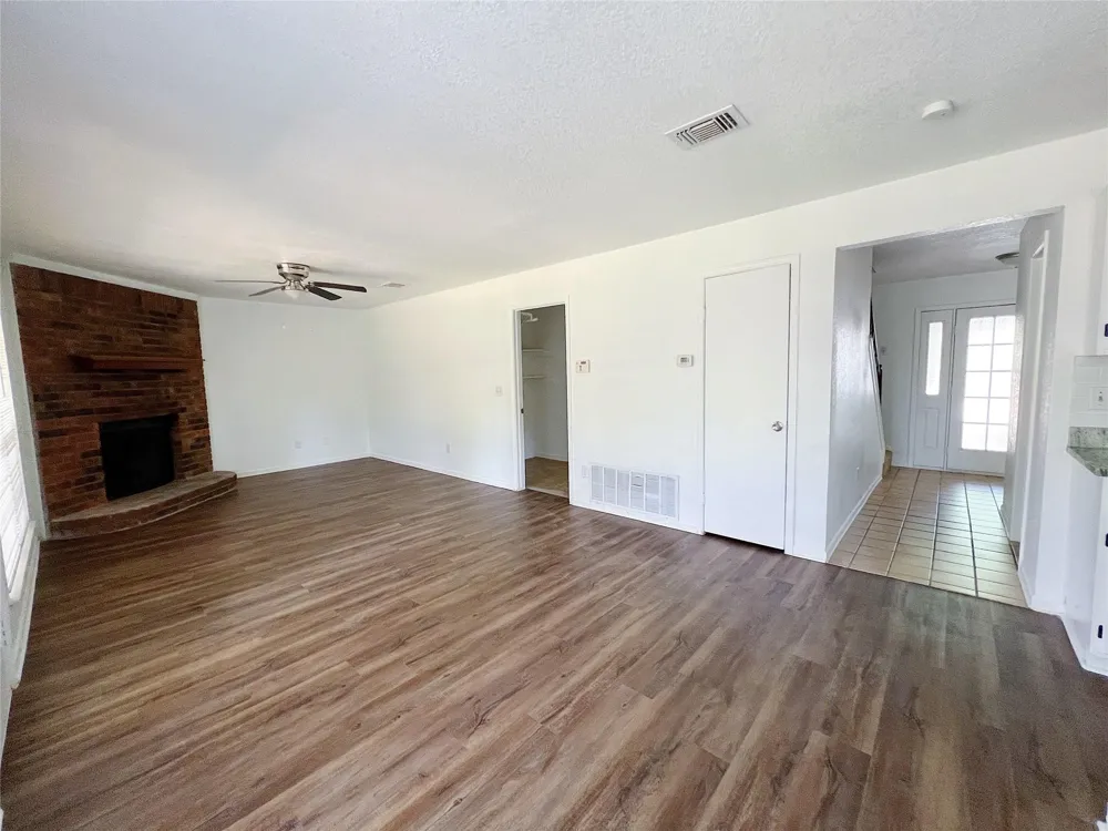 616 Valley Spring Drive Arlington, TX 76018
