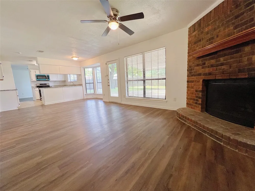 616 Valley Spring Drive Arlington, TX 76018
