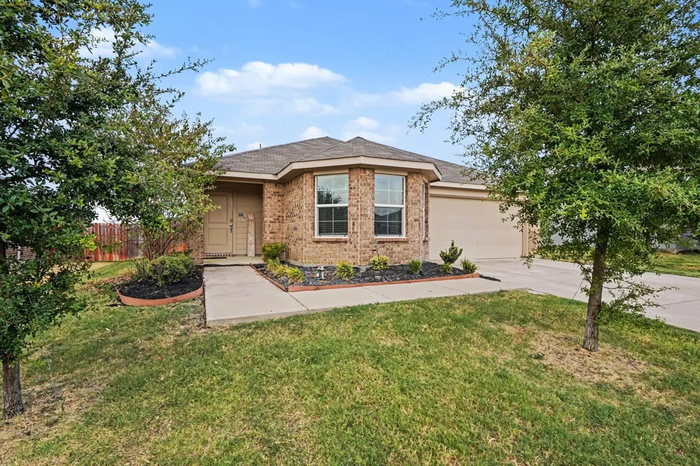 1512 Central Park Drive Alvarado, TX 76009