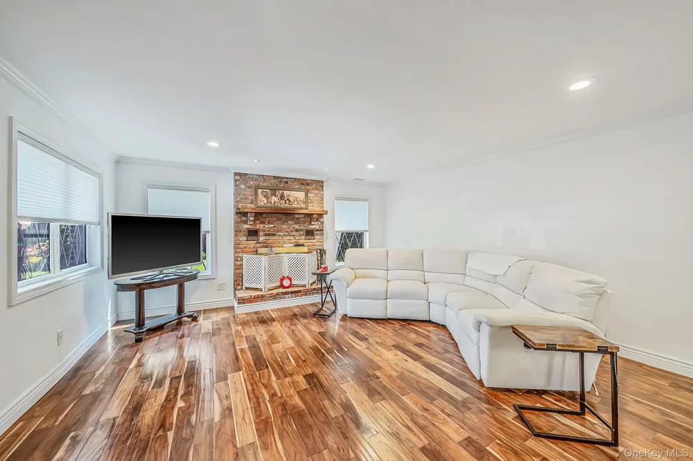 42 Summerfield Court Deer Park, NY 11729