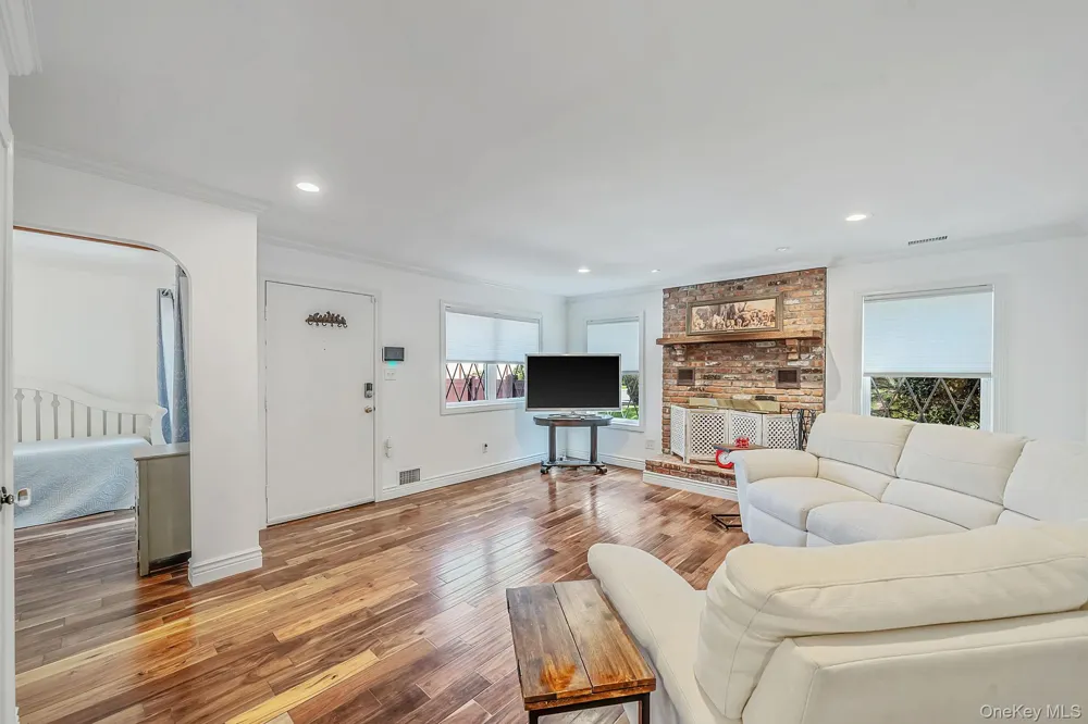 42 Summerfield Court Deer Park, NY 11729