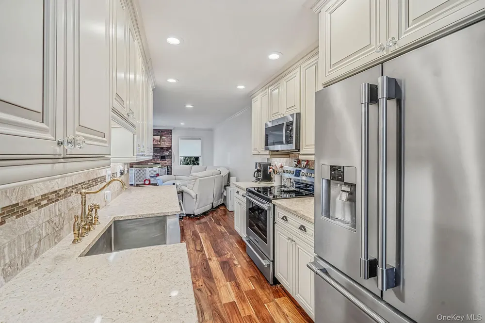 42 Summerfield Court Deer Park, NY 11729