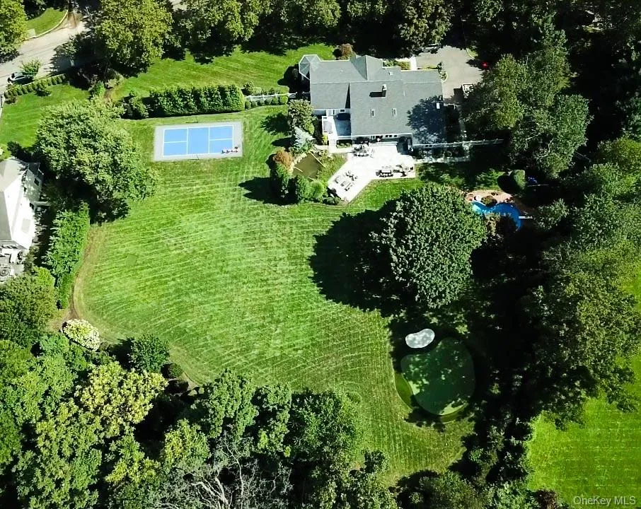 41 Snowball Drive Cold Spring Harbor, NY 11724