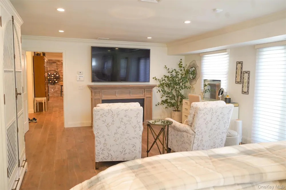 41 Snowball Drive Cold Spring Harbor, NY 11724