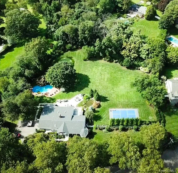 41 Snowball Drive Cold Spring Harbor, NY 11724