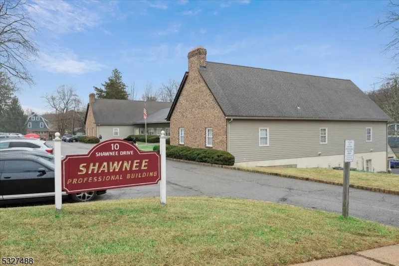 10 Shawnee Dr Watchung, NJ 07069
